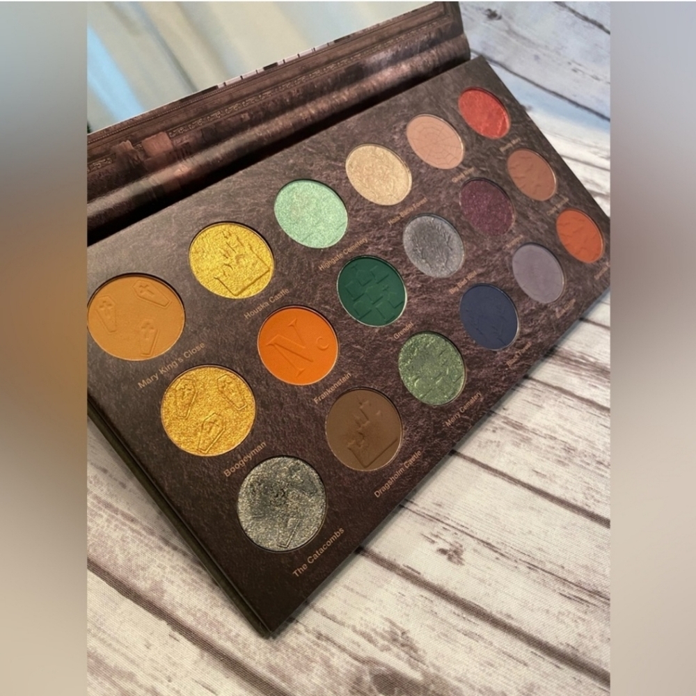 Nomad Cosmetics Haunted Europe - Picture 1 of 5